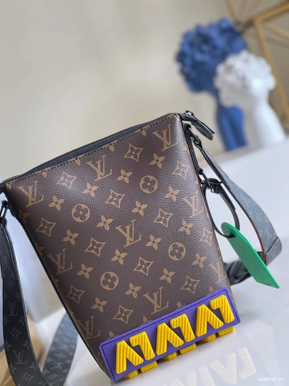 WIS MESSENGER VUITTON LOUIS CRUISER 1123